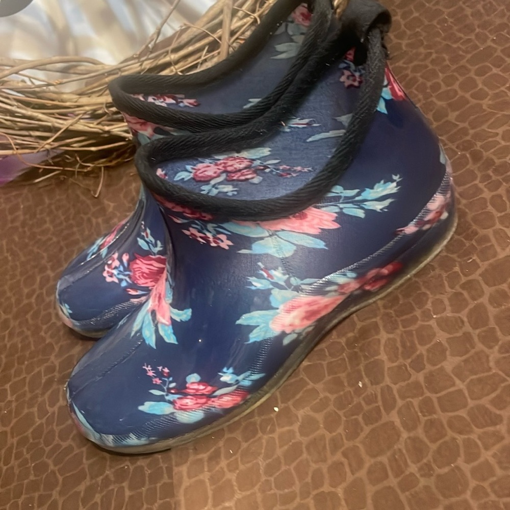 Brand new rain boots size 8